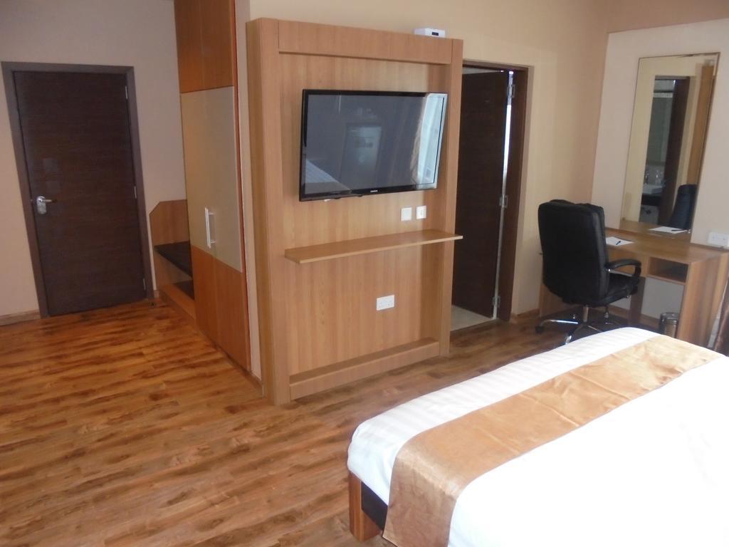 We Hotel And Suites Nairobi Buitenkant foto