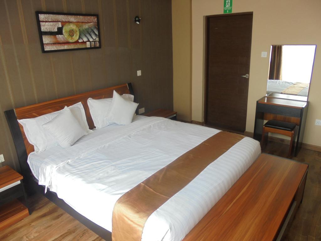 We Hotel And Suites Nairobi Buitenkant foto